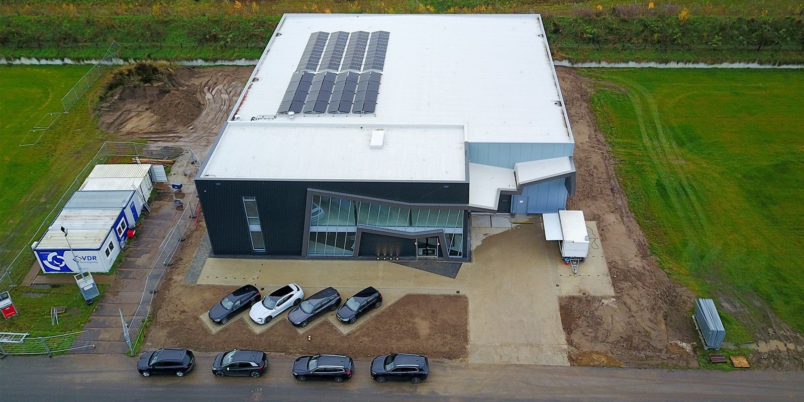 Opslag, kantoren en een showroom