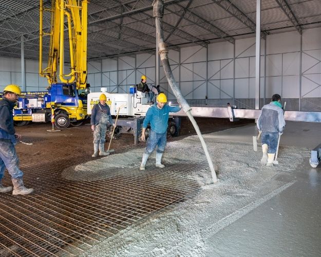 Storten van de betonvloer